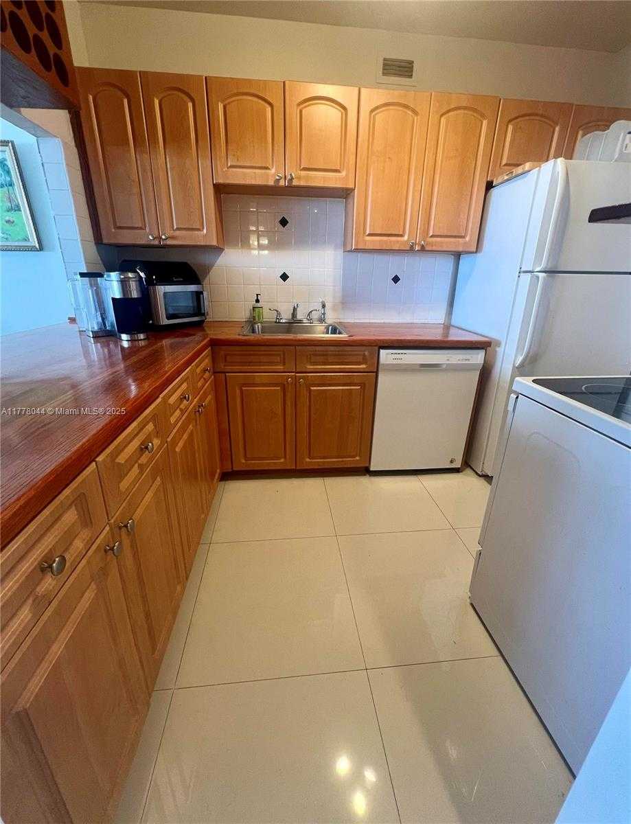 Small Image of 100 LINCOLN RD #635, Miami Beach Number 3