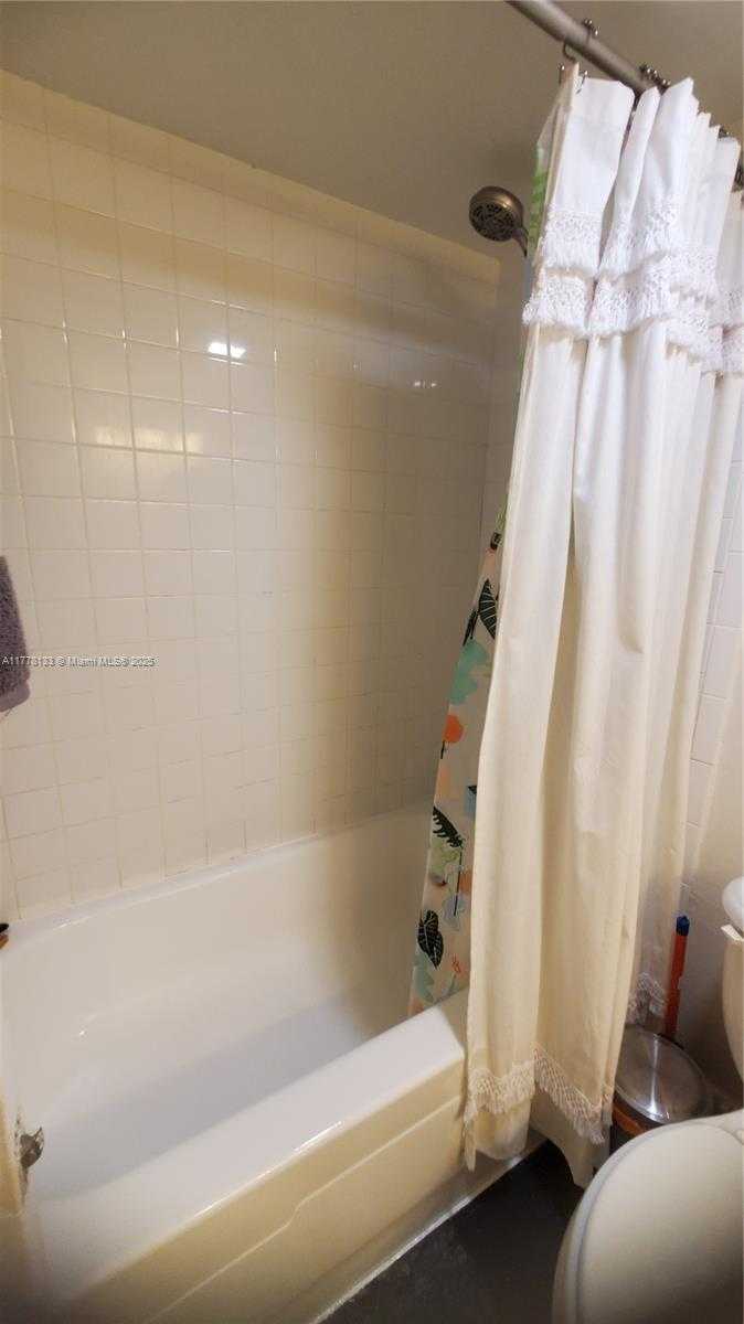 Small Image of 1801 SOUTH TREASURE DR #405, North Bay Village Number 14