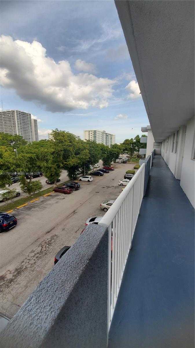Small Image of 1801 SOUTH TREASURE DR #405, North Bay Village Number 2