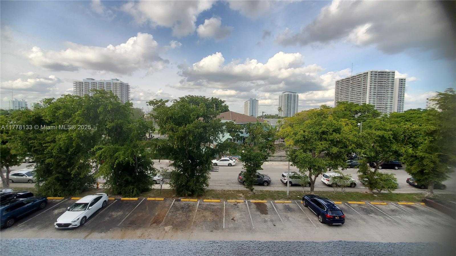 Small Image of 1801 SOUTH TREASURE DR #405, North Bay Village Number 4