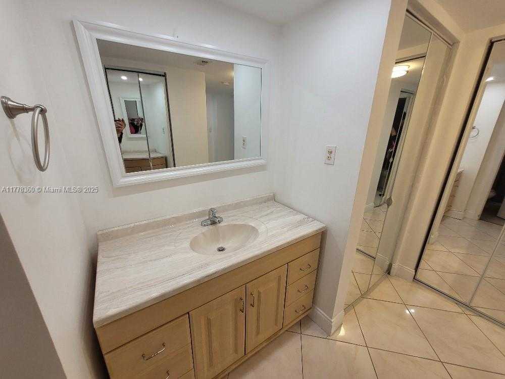 Small Image of 18081 BISCAYNE BLVD #1102, Aventura Number 13