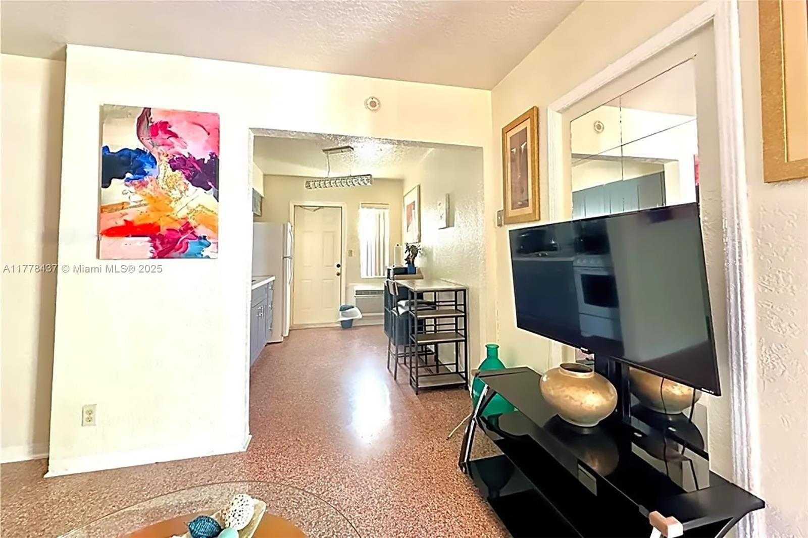 Small Image of 1934 MADISON ST #3, Hollywood Number 5
