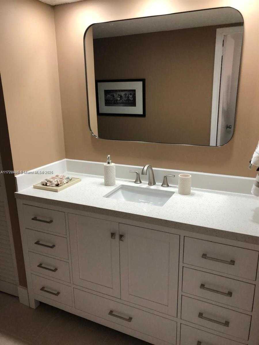 Small Image of 5701 COLLINS AVE #919, Miami Beach Number 10