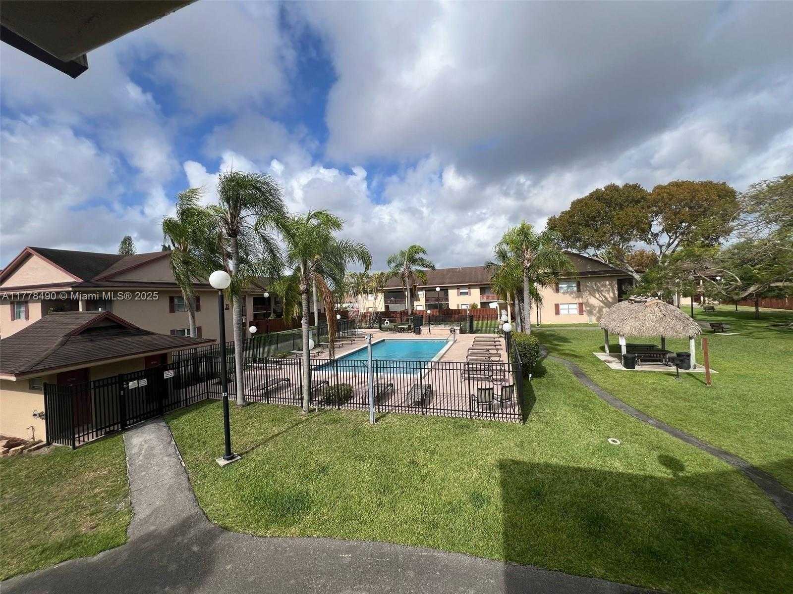 Small Image of 11229 SW 88th St, Miami, FL 33173, USA Number 2