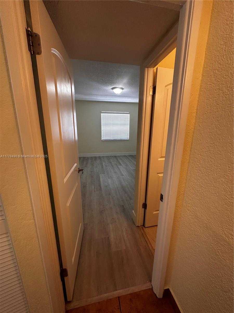 Small Image of 11229 SW 88th St, Miami, FL 33173, USA Number 21