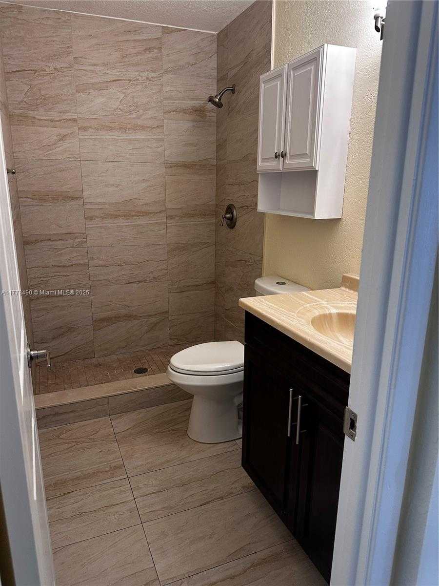 Small Image of 11229 SW 88th St, Miami, FL 33173, USA Number 22