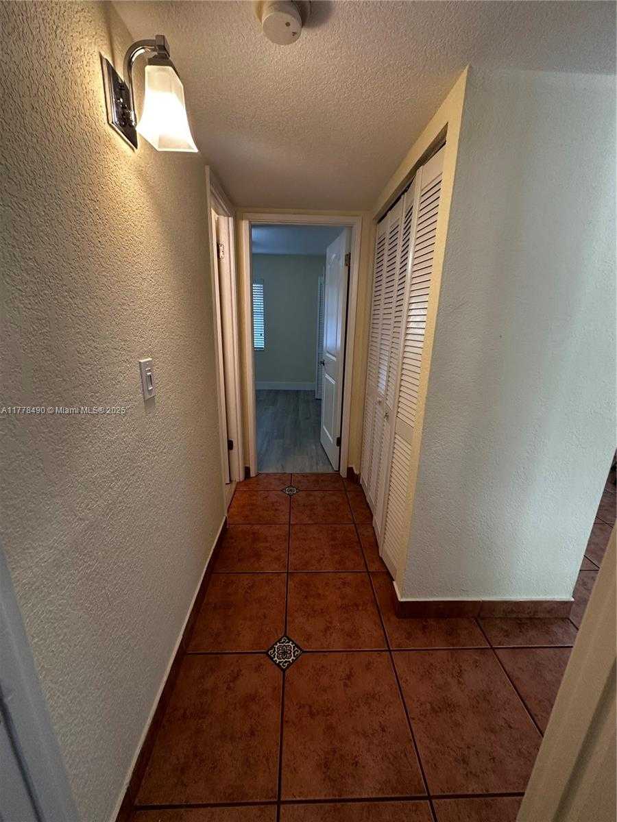 Small Image of 11229 SW 88th St, Miami, FL 33173, USA Number 27