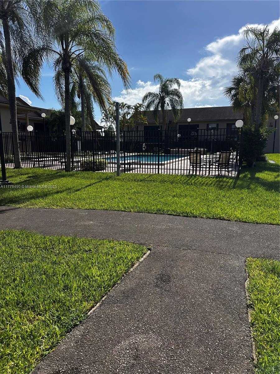 Small Image of 11229 SW 88th St, Miami, FL 33173, USA Number 34