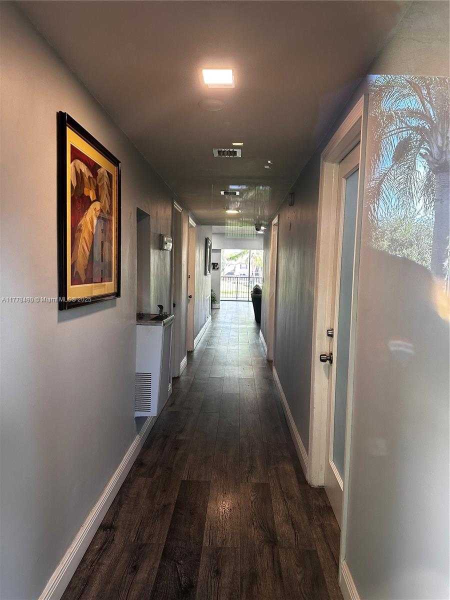 Small Image of 11229 SW 88th St, Miami, FL 33173, USA Number 44