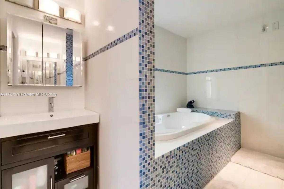 Small Image of 1725 TIGERTAIL AVE, Miami Number 15