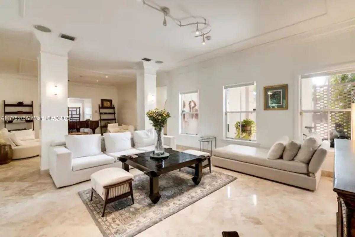 Small Image of 1725 TIGERTAIL AVE, Miami Number 2