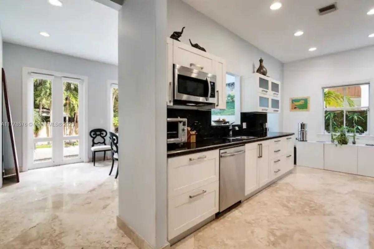 Small Image of 1725 TIGERTAIL AVE, Miami Number 5