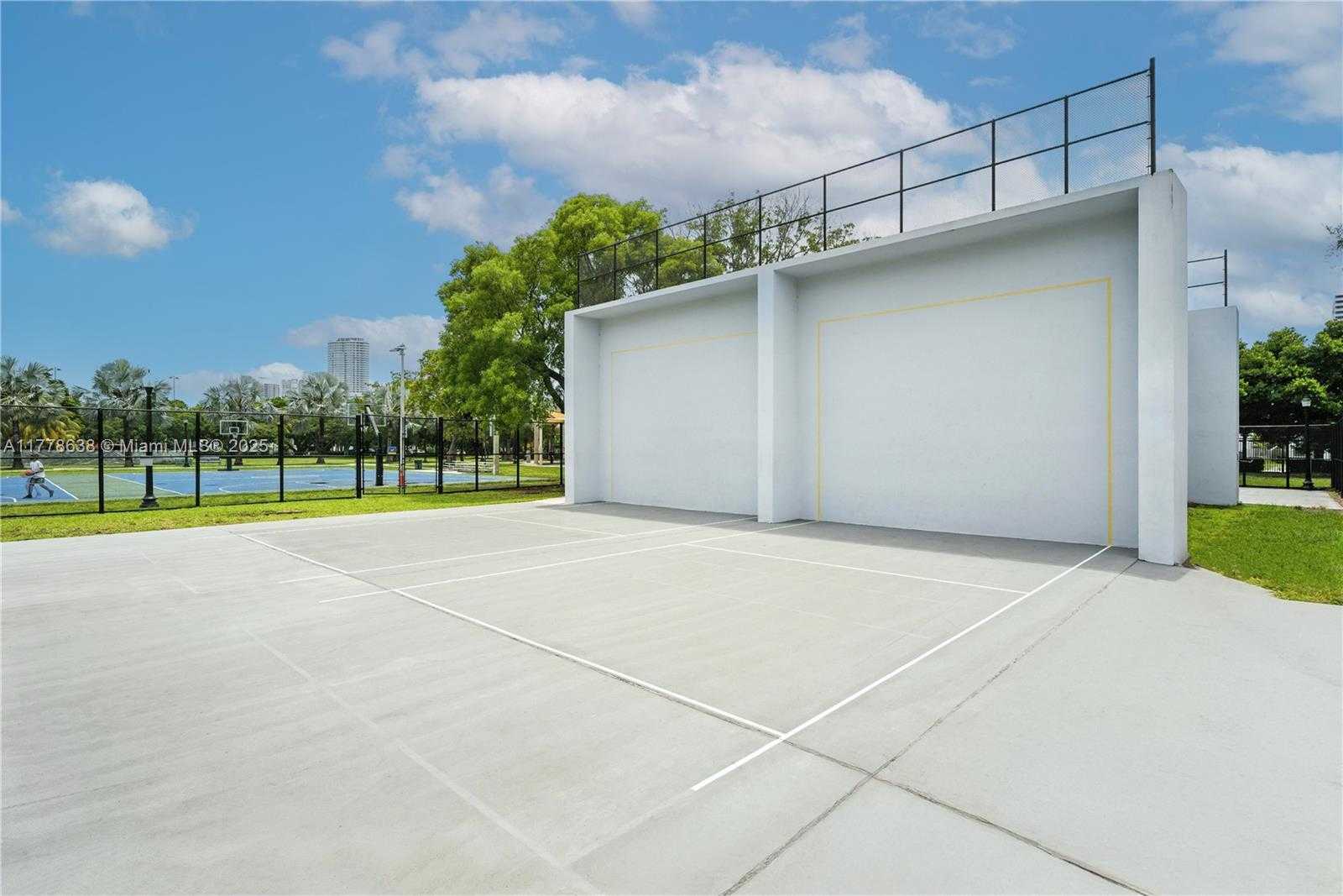Small Image of 1018 MERIDIAN AVE #4, Miami Beach Number 24