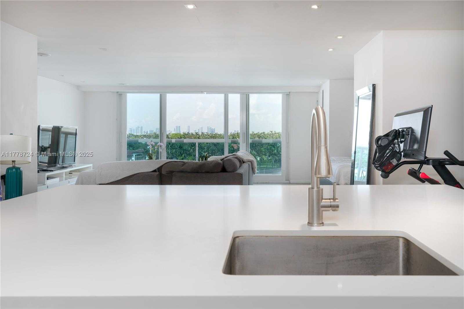 Small Image of 6770 INDIAN CREEK DR #7J, Miami Beach Number 2