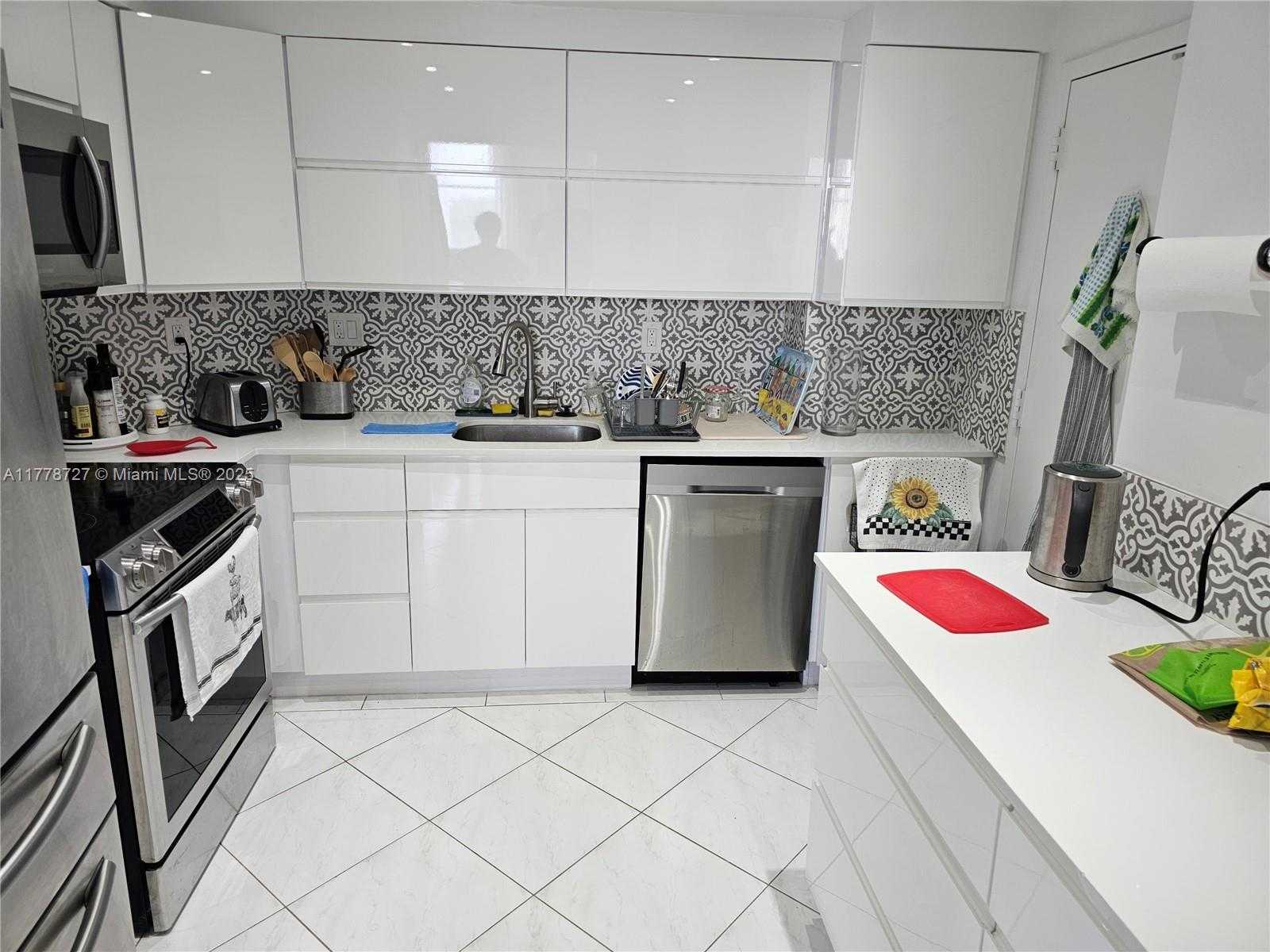 Small Image of 300 BAYVIEW DR #905, Sunny Isles Beach Number 4