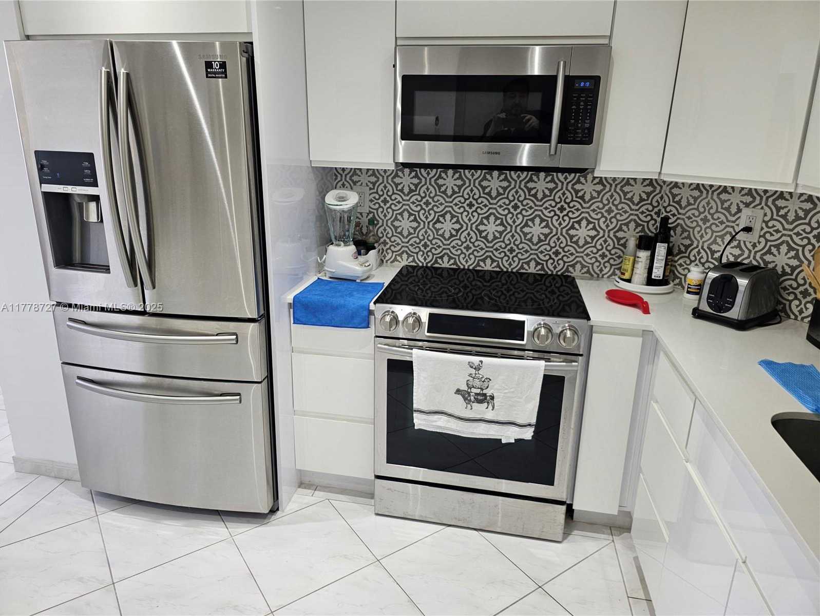 Small Image of 300 BAYVIEW DR #905, Sunny Isles Beach Number 5