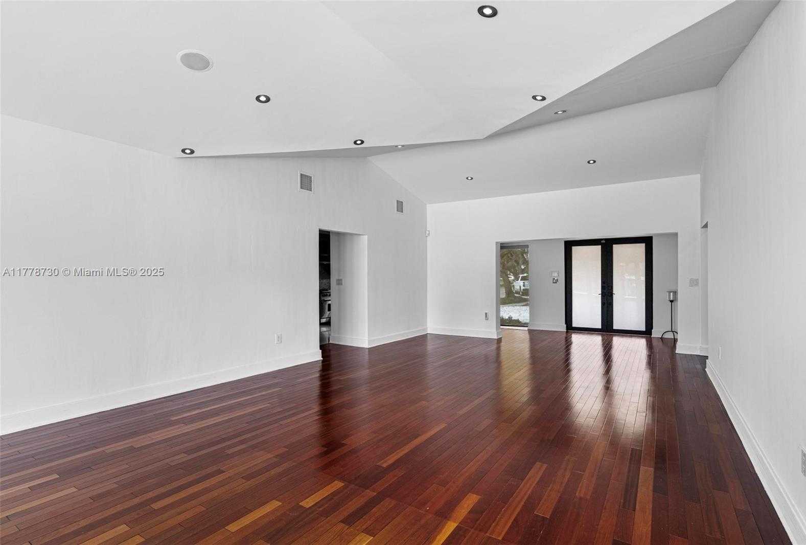 Small Image of 12605 CYPRUS RD, North Miami Number 11