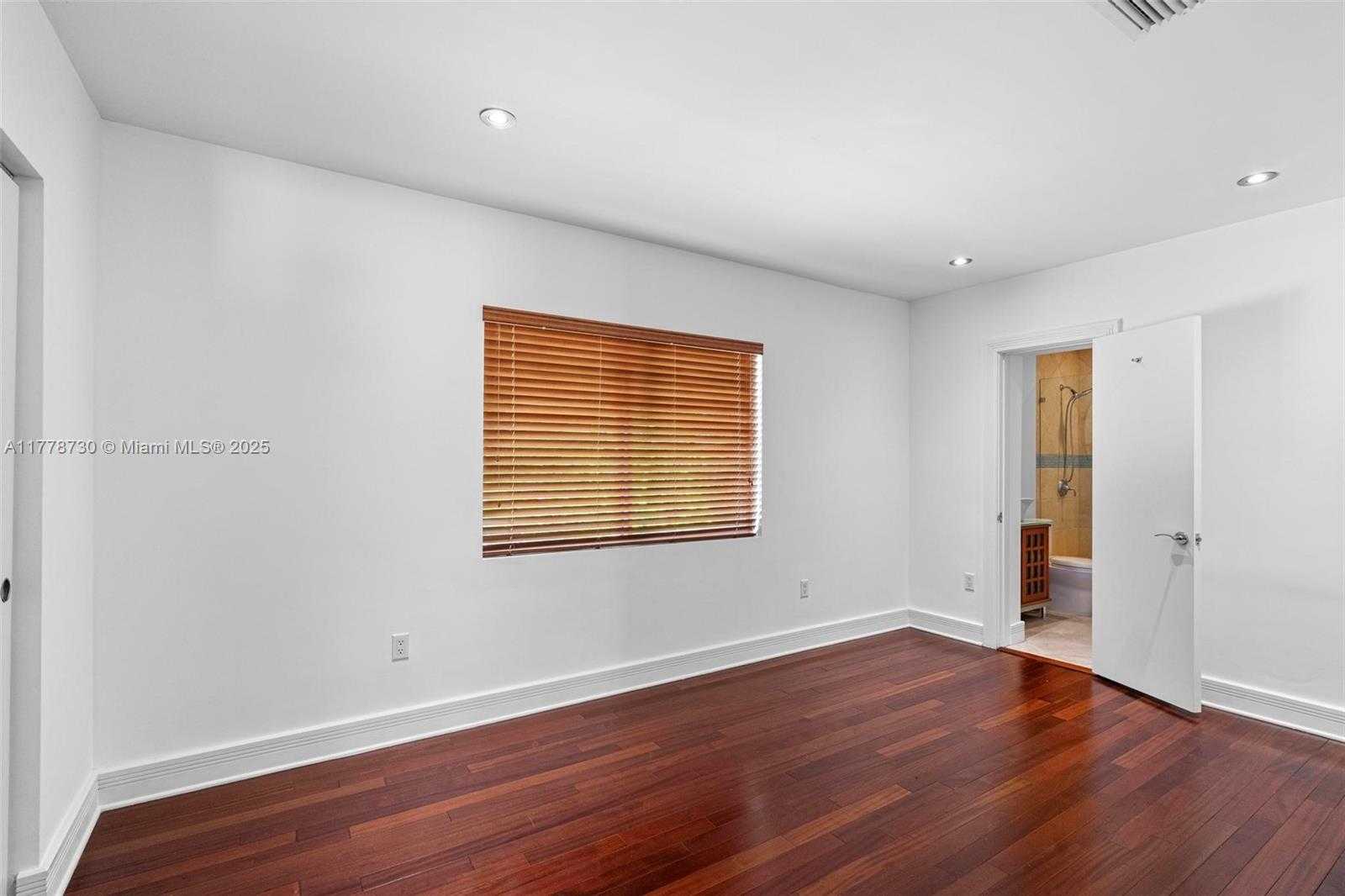 Small Image of 12605 CYPRUS RD, North Miami Number 23