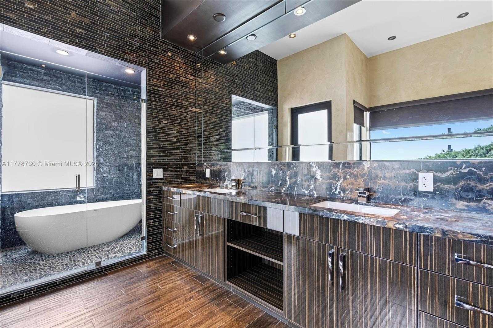 Small Image of 12605 CYPRUS RD, North Miami Number 31