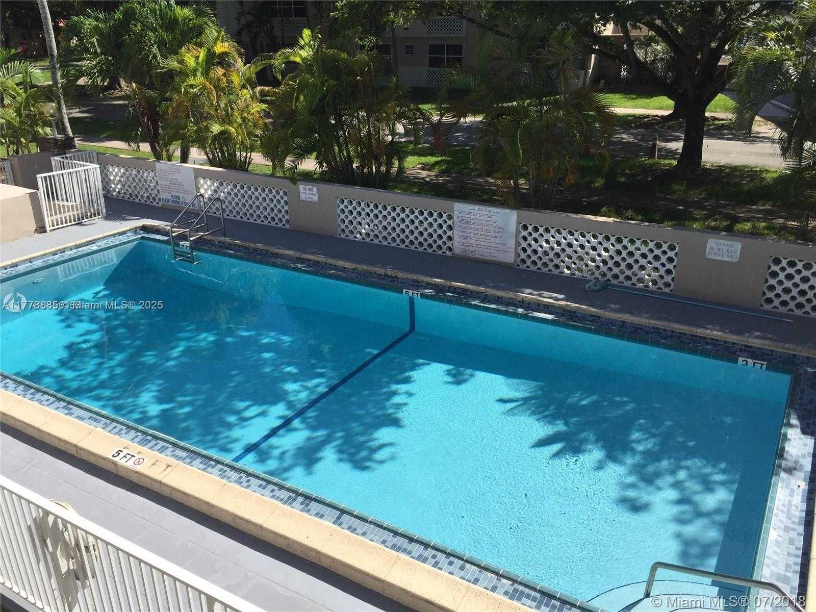 Small Image of 6511 SANTONA ST #C2, Coral Gables Number 10