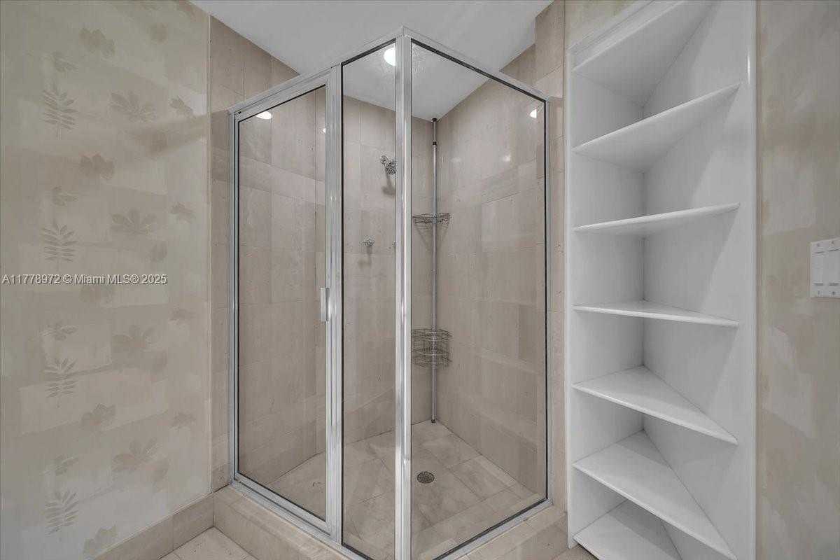 Small Image of 300 SOUTH POINTE DR #3402, Miami Beach Number 25