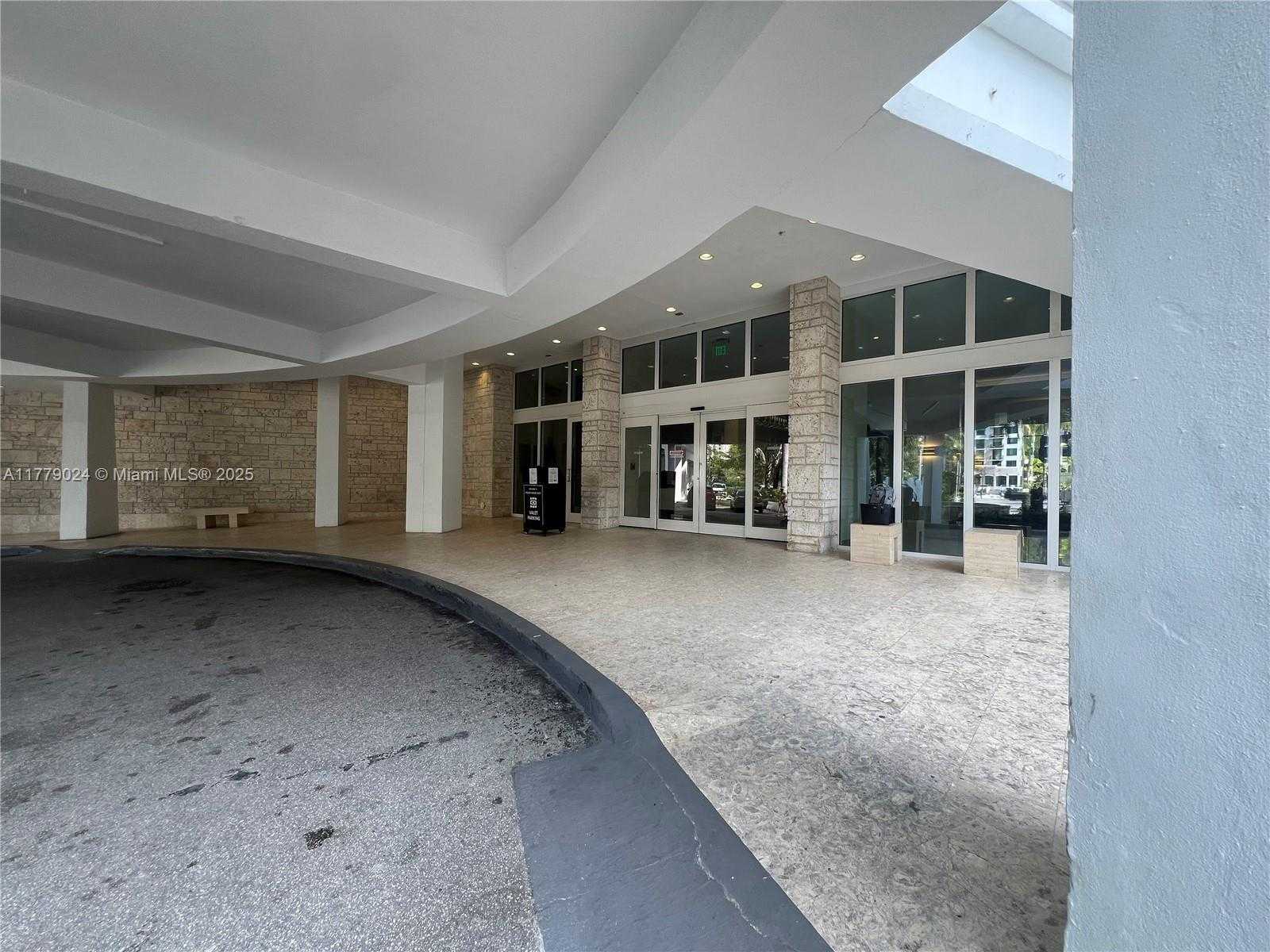 Small Image of 100 BAYVIEW DR #1829, Sunny Isles Beach Number 2