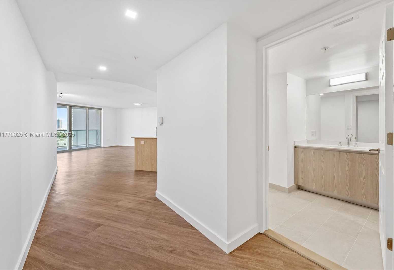 Small Image of 1500 BAY RD #C-1006, Miami Beach Number 19
