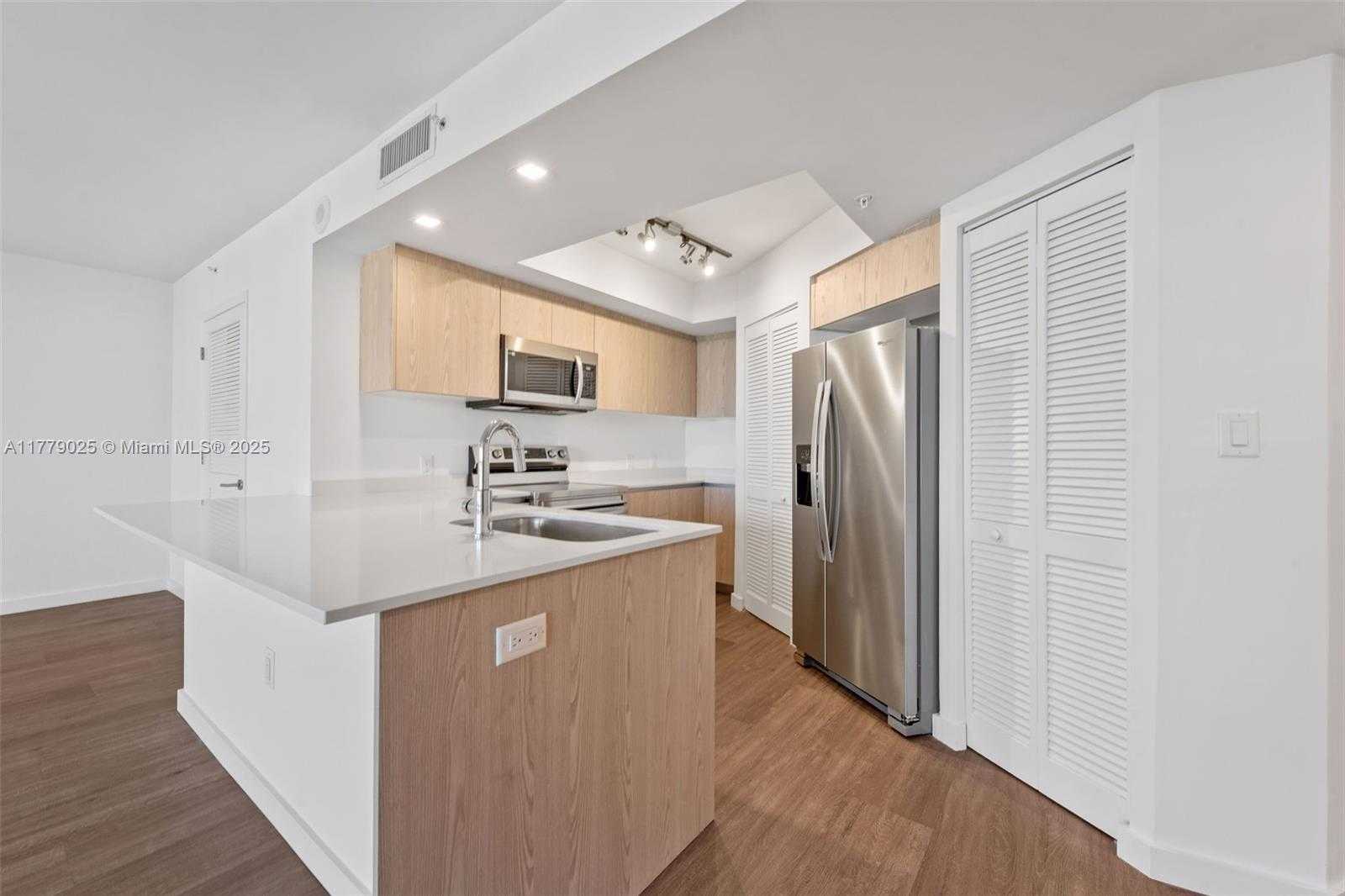 Small Image of 1500 BAY RD #C-1006, Miami Beach Number 3