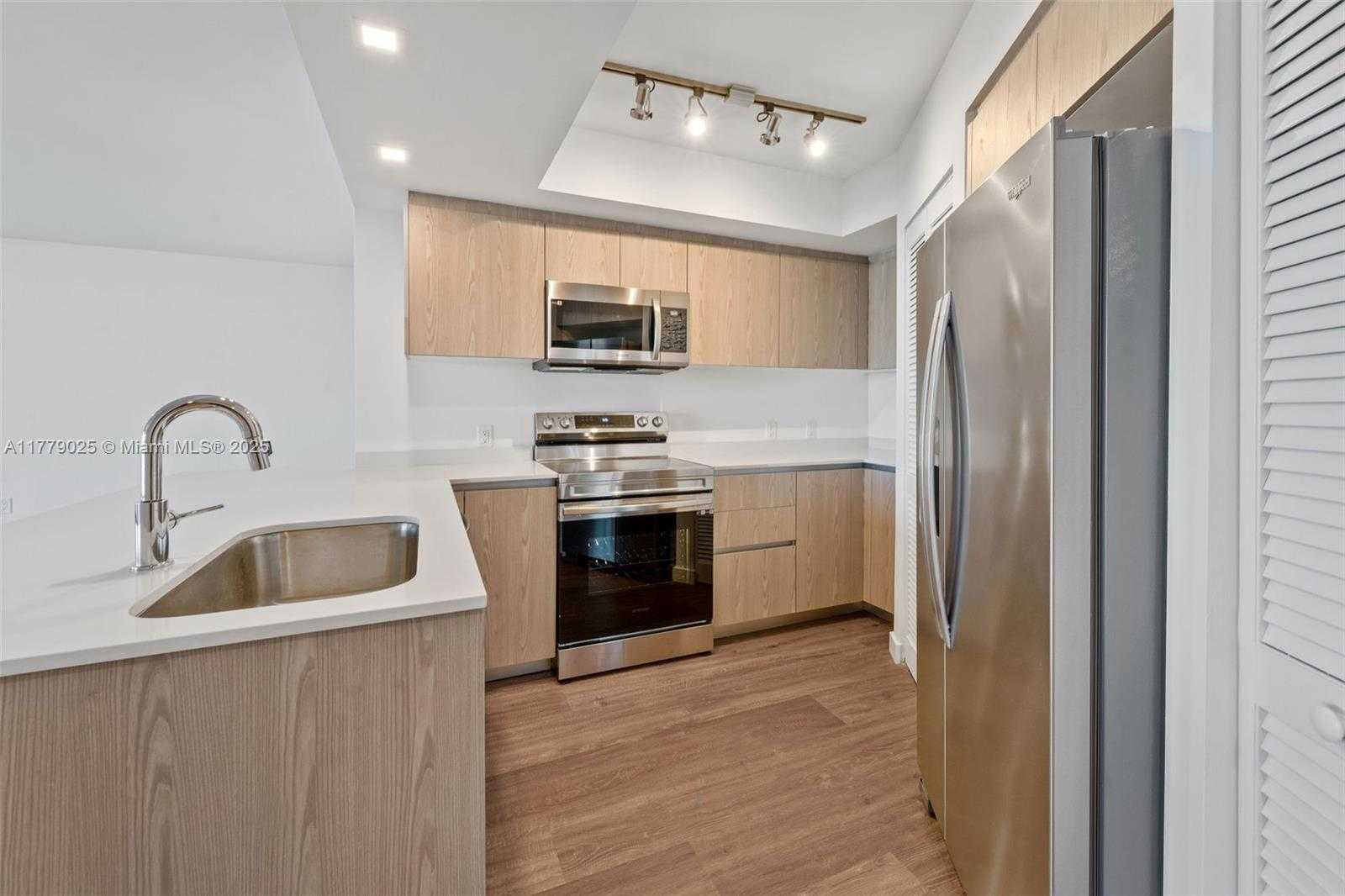 Small Image of 1500 BAY RD #C-1006, Miami Beach Number 4