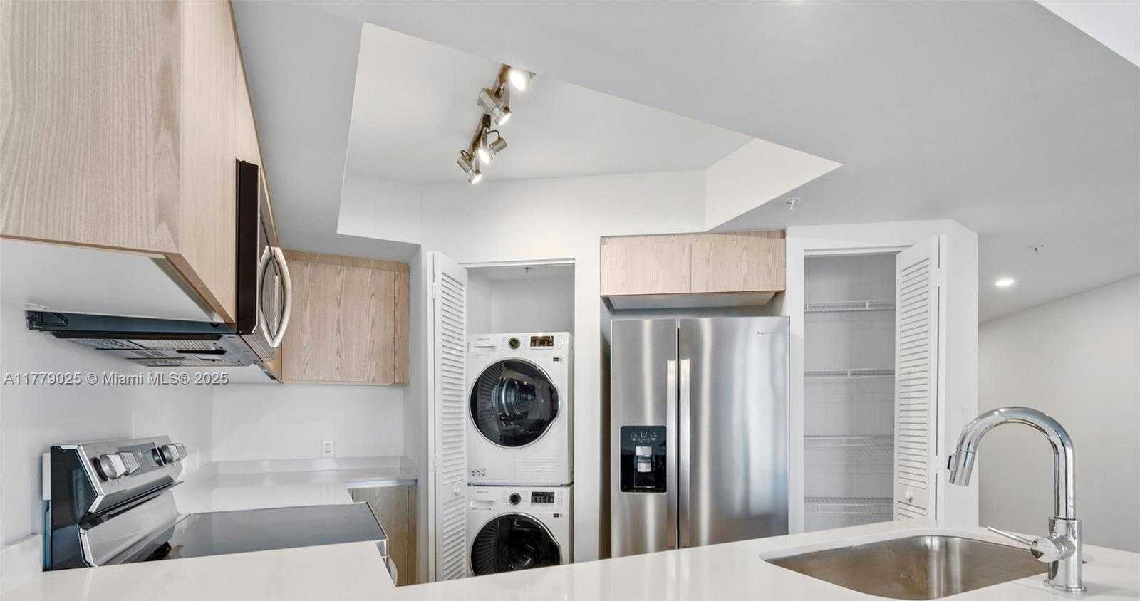 Small Image of 1500 BAY RD #C-1006, Miami Beach Number 5