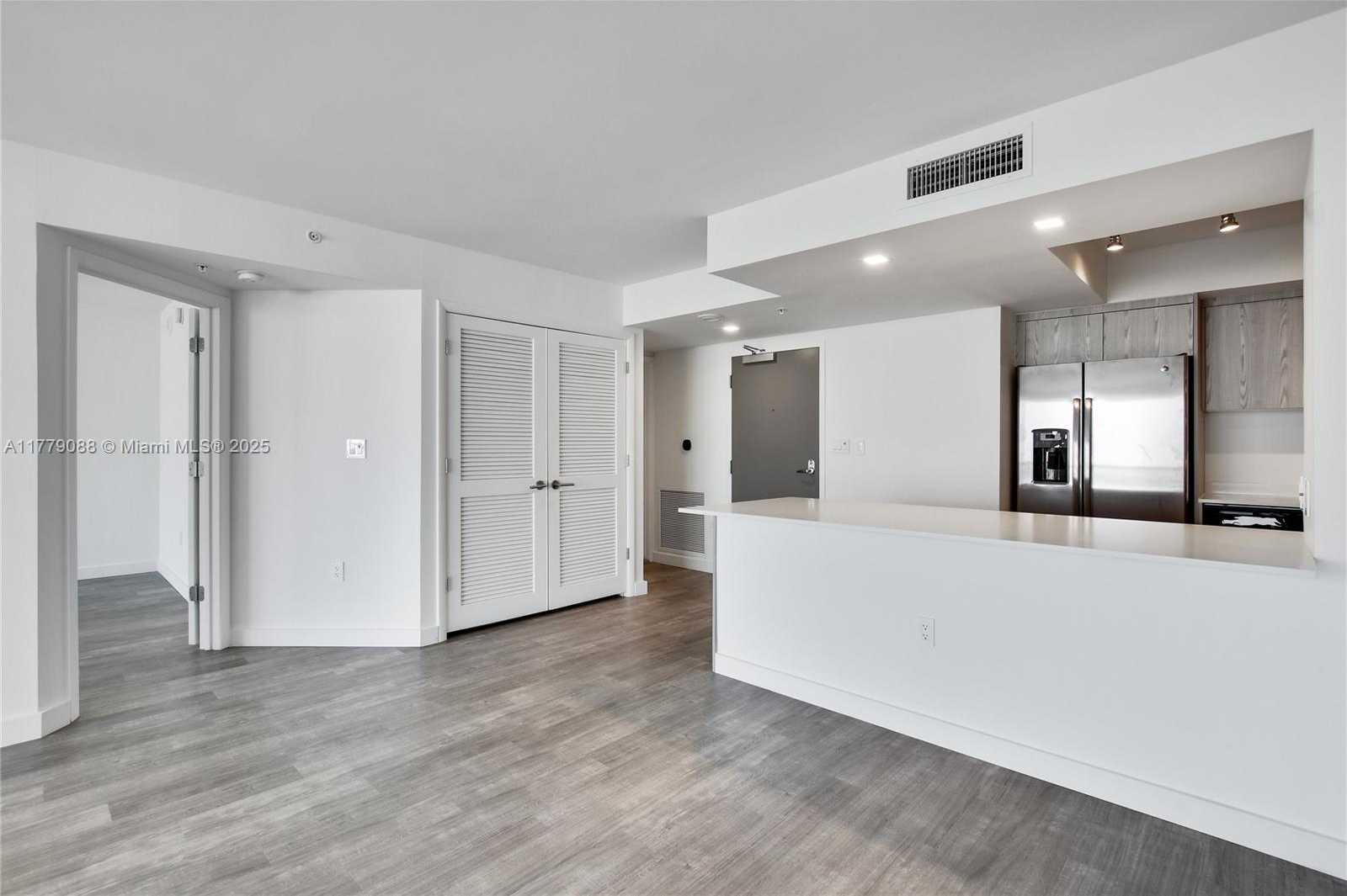 Small Image of 1500 BAY RD #C-2408, Miami Beach Number 14