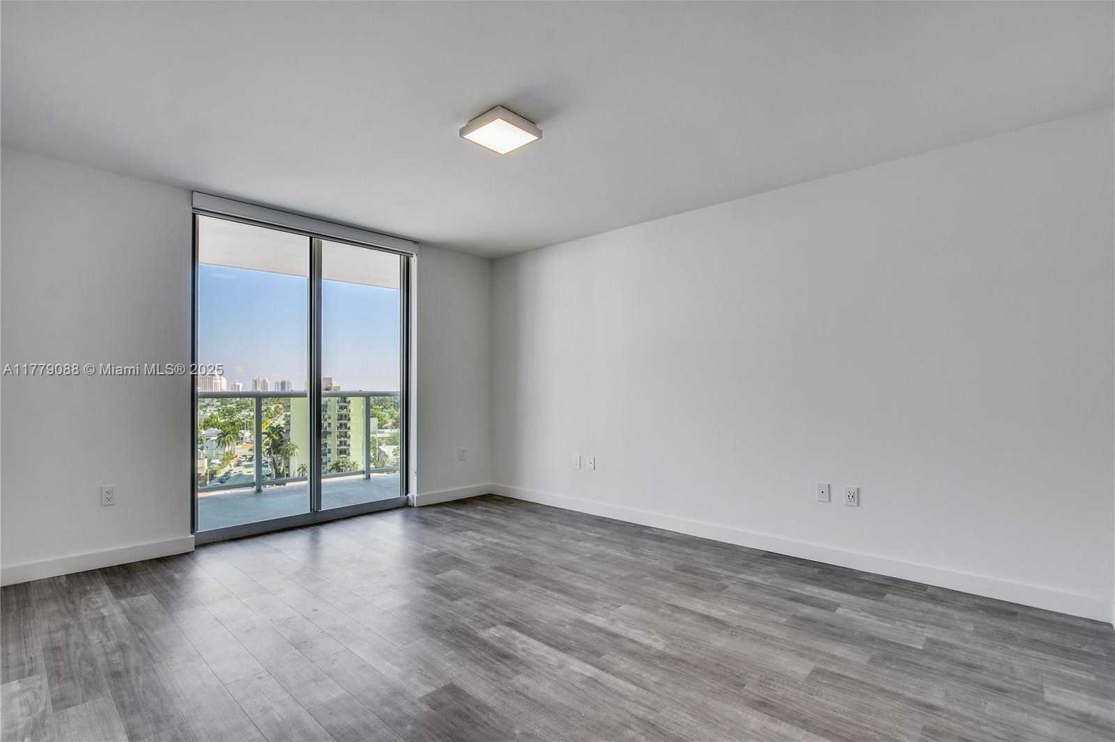 Small Image of 1500 BAY RD #C-2408, Miami Beach Number 17