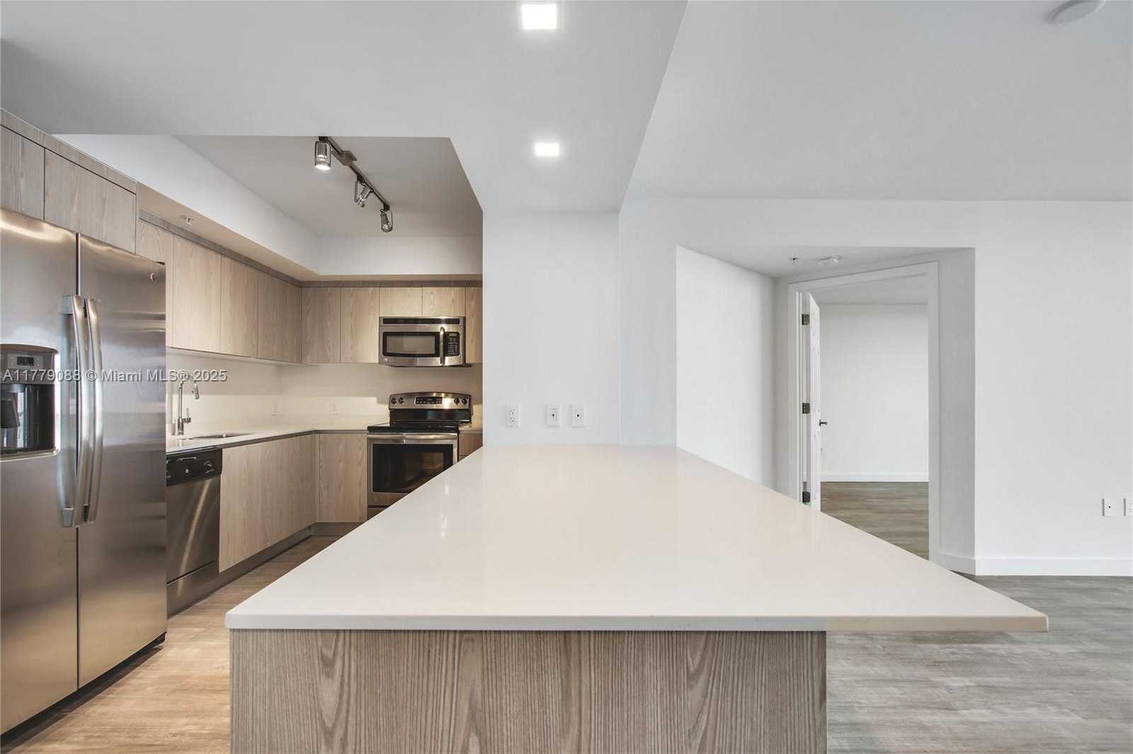 Small Image of 1500 BAY RD #C-2408, Miami Beach Number 2