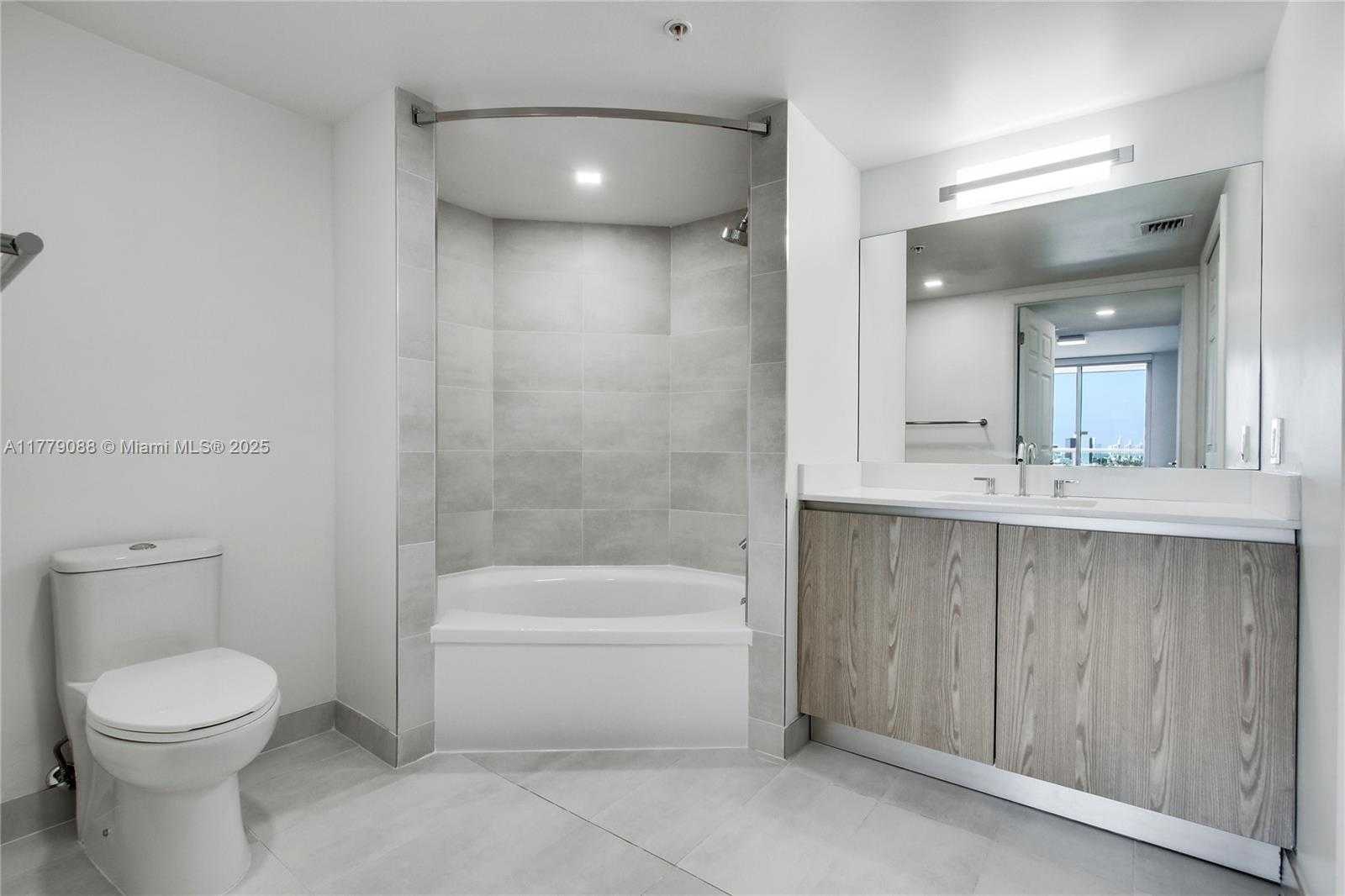 Small Image of 1500 BAY RD #C-2408, Miami Beach Number 24