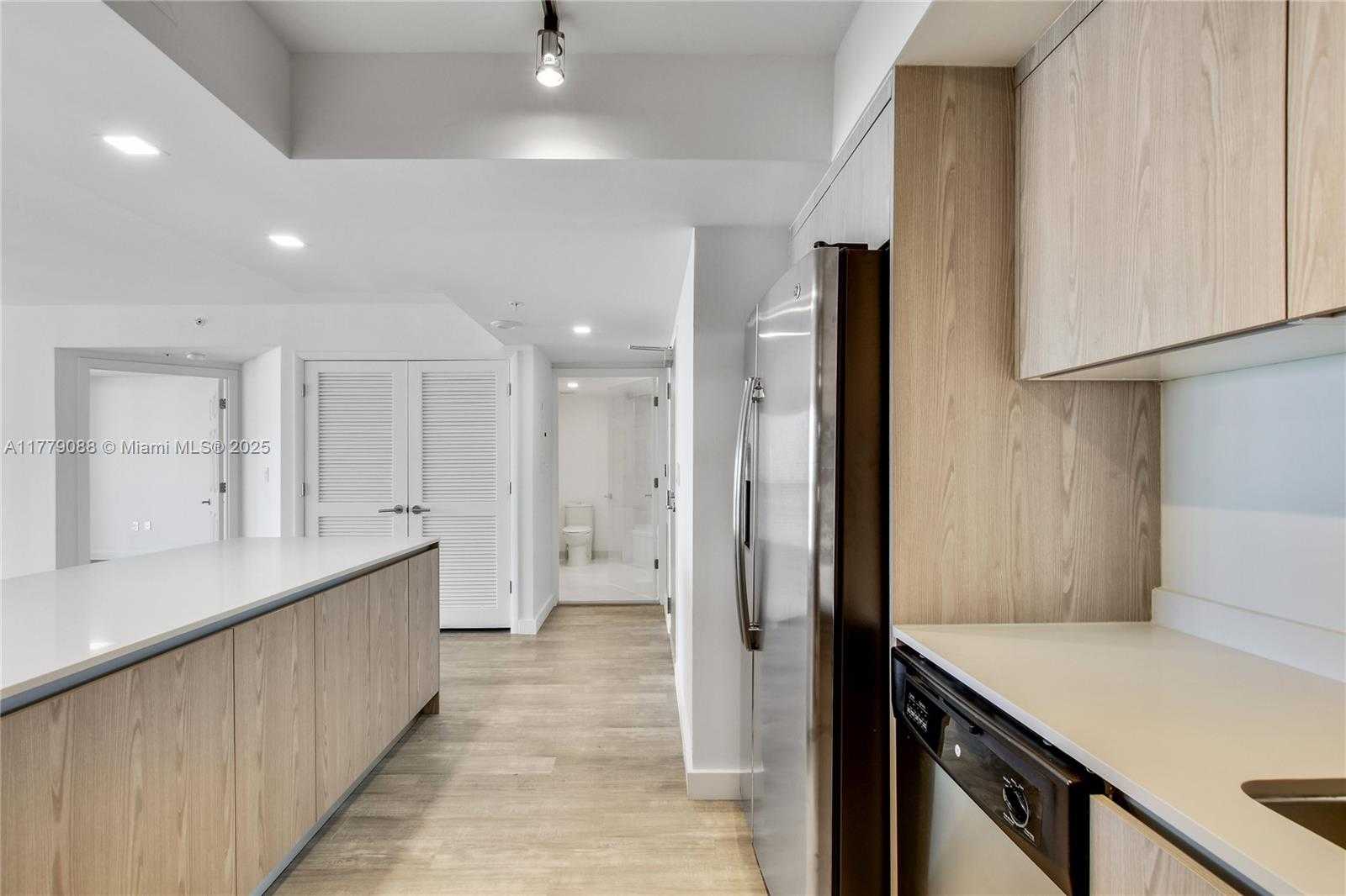 Small Image of 1500 BAY RD #C-2408, Miami Beach Number 4