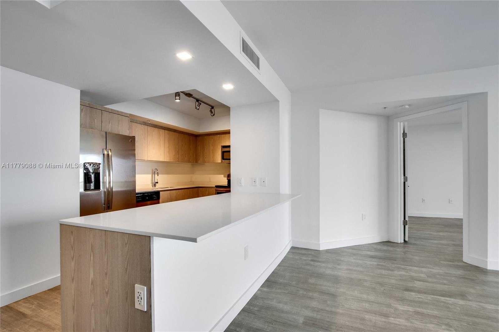 Small Image of 1500 BAY RD #C-2408, Miami Beach Number 5