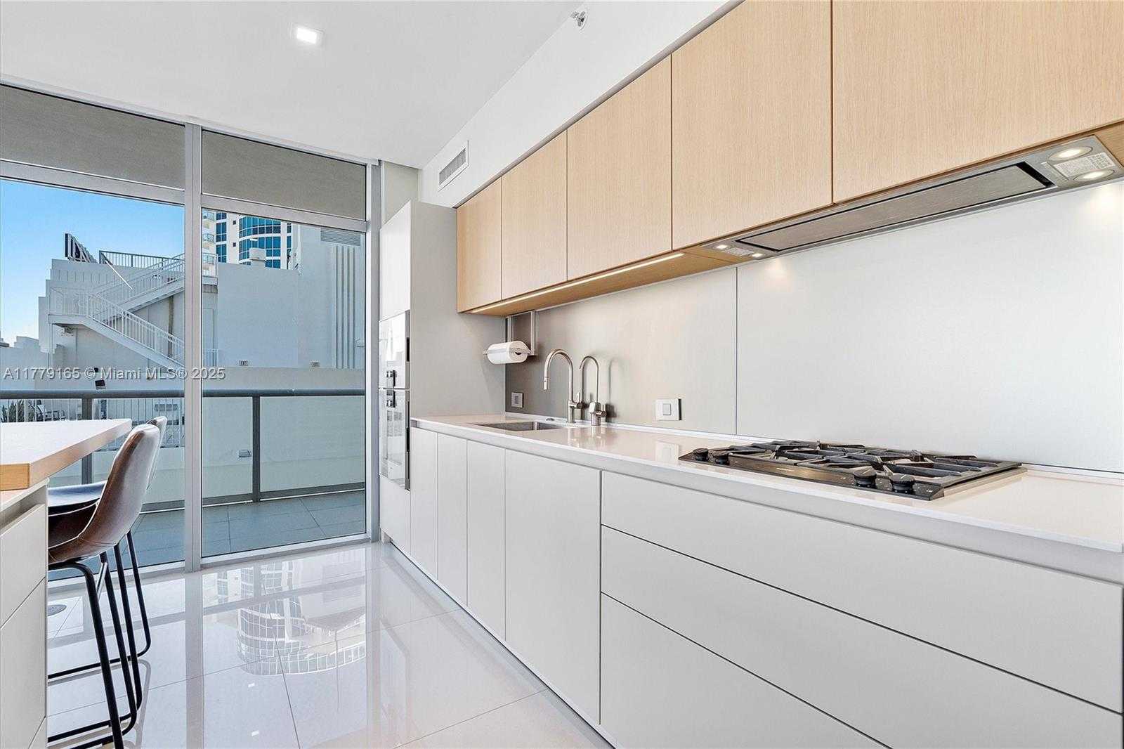Small Image of 3737 COLLINS AVE #S-804, Miami Beach Number 4