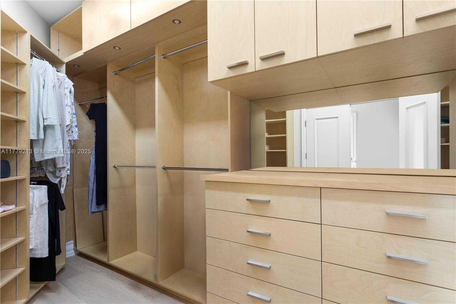 Small Image of 10 EDGEWATER DR #3E, Coral Gables Number 20