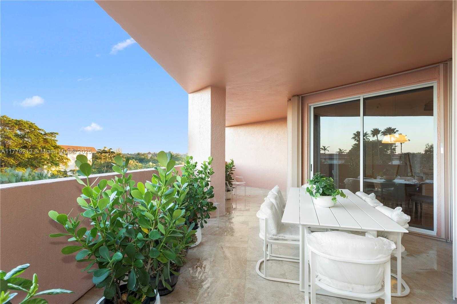 Small Image of 10 EDGEWATER DR #3E, Coral Gables Number 28