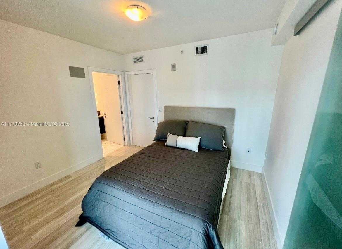 Small Image of 1451 BRICKELL AVE #2004, Miami Number 9