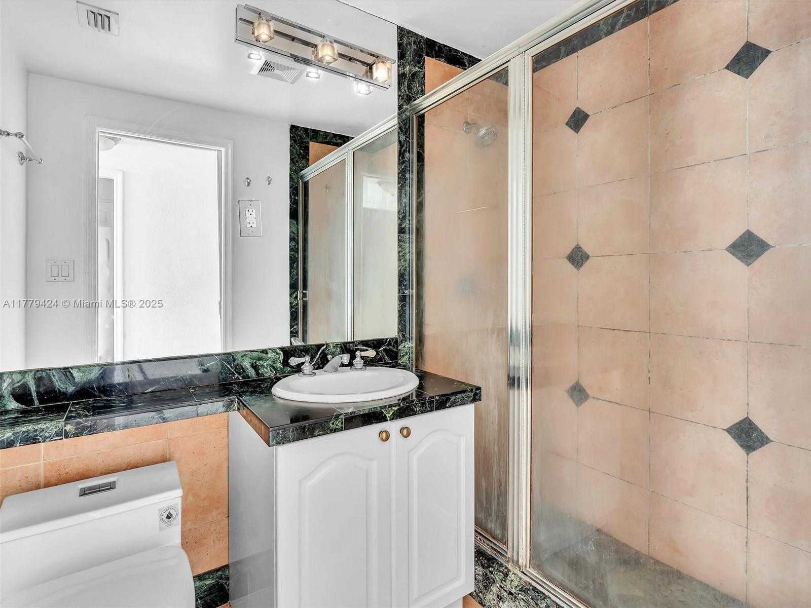Small Image of 1408 BRICKELL BAY DR #816, Miami Number 13