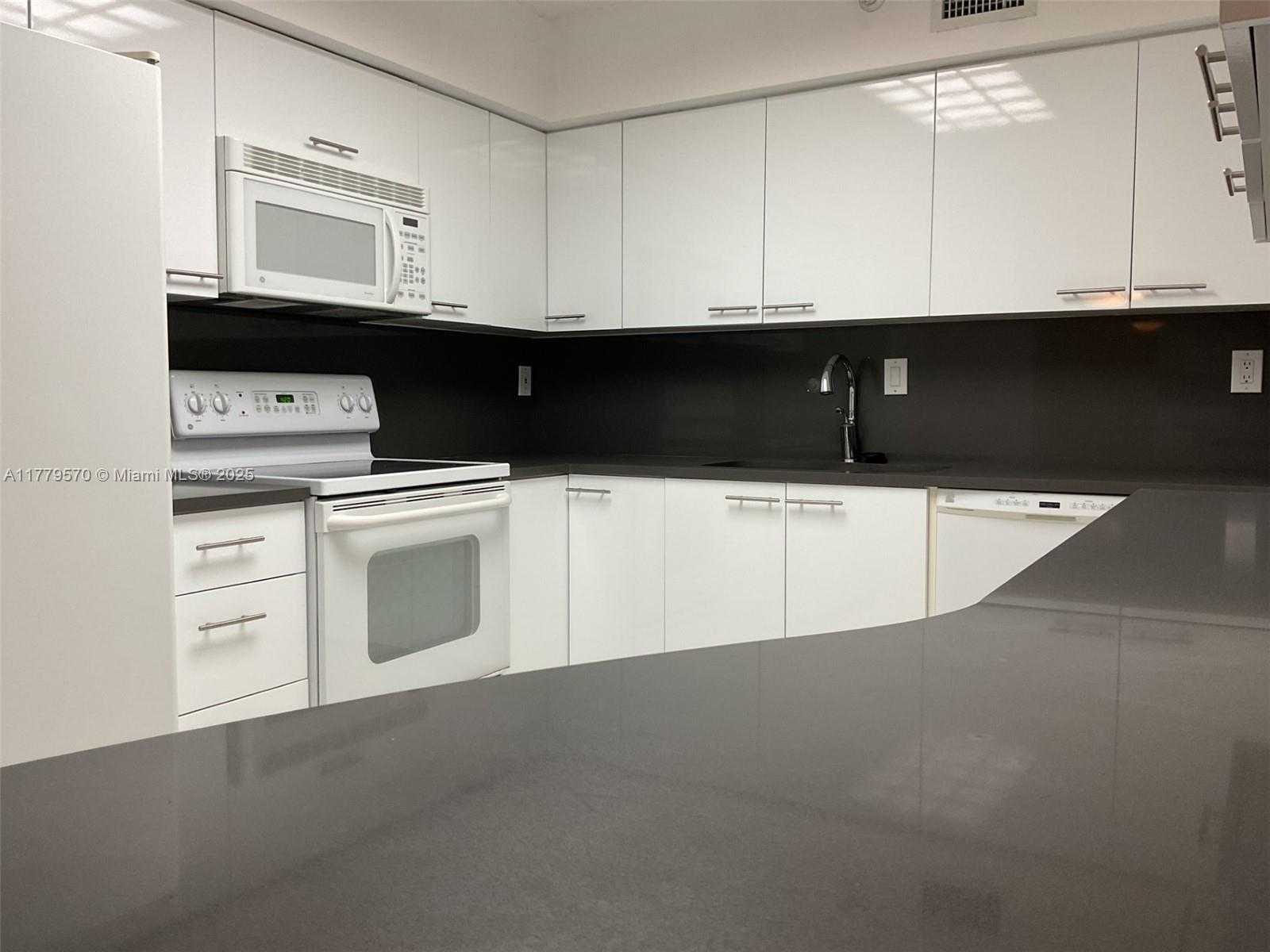 Small Image of 3530 MYSTIC POINTE DR #3004, Aventura Number 3