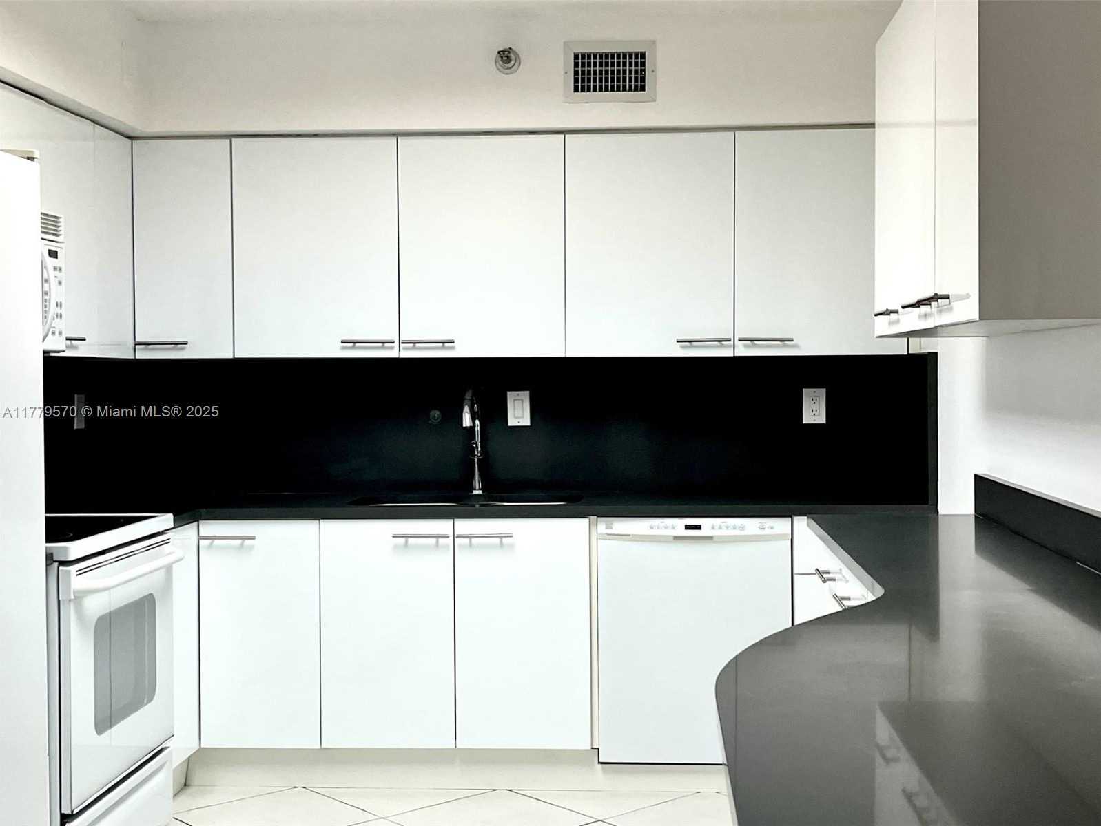 Small Image of 3530 MYSTIC POINTE DR #3004, Aventura Number 4