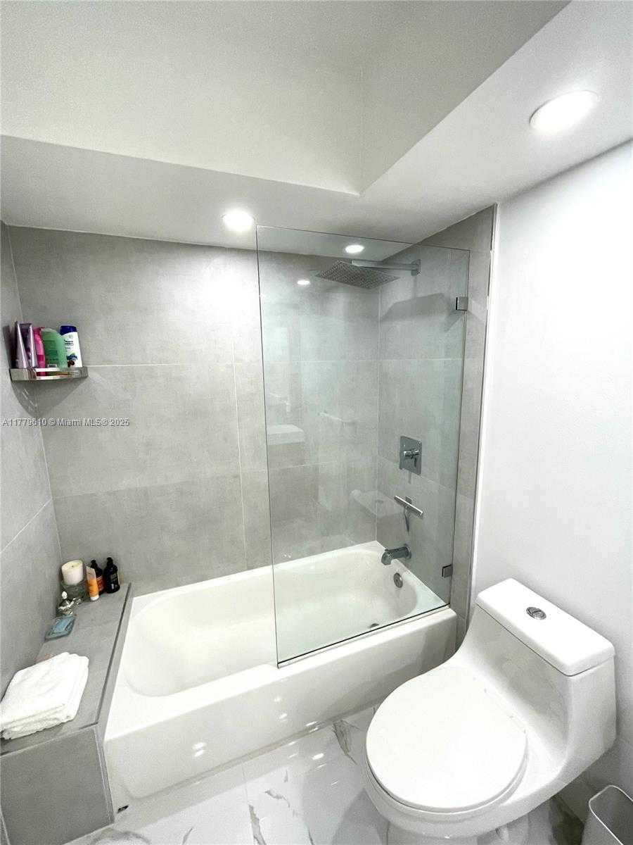 Small Image of 5900 COLLINS AVE #1104, Miami Beach Number 16