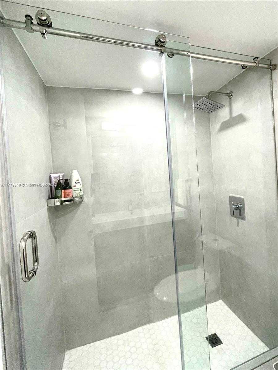 Small Image of 5900 COLLINS AVE #1104, Miami Beach Number 17