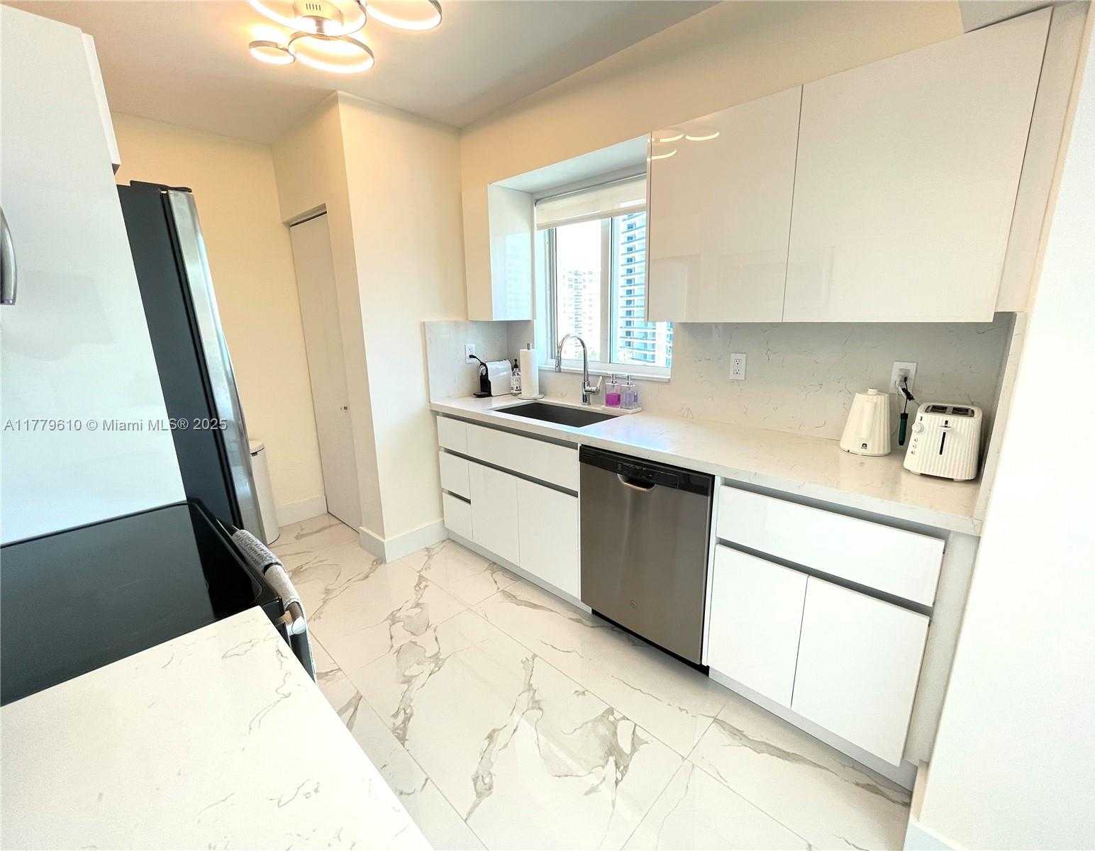 Small Image of 5900 COLLINS AVE #1104, Miami Beach Number 4