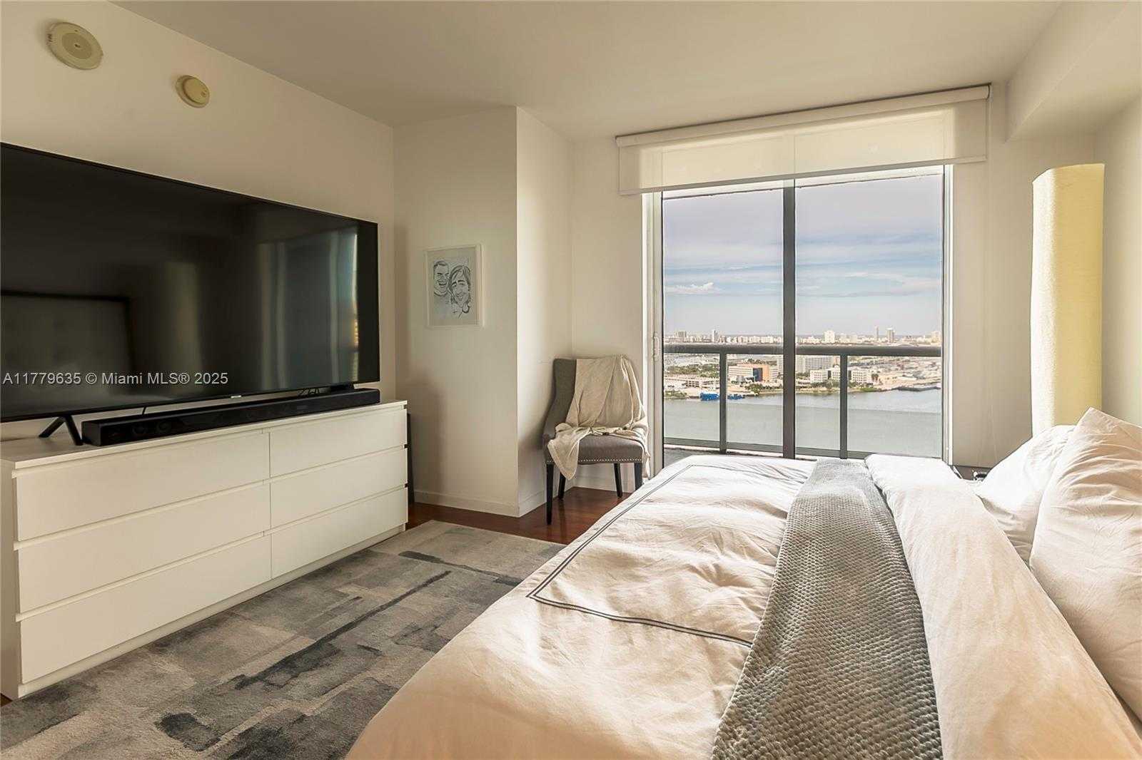 Small Image of 50 Biscayne Blvd, Miami, FL 33132, USA Number 19