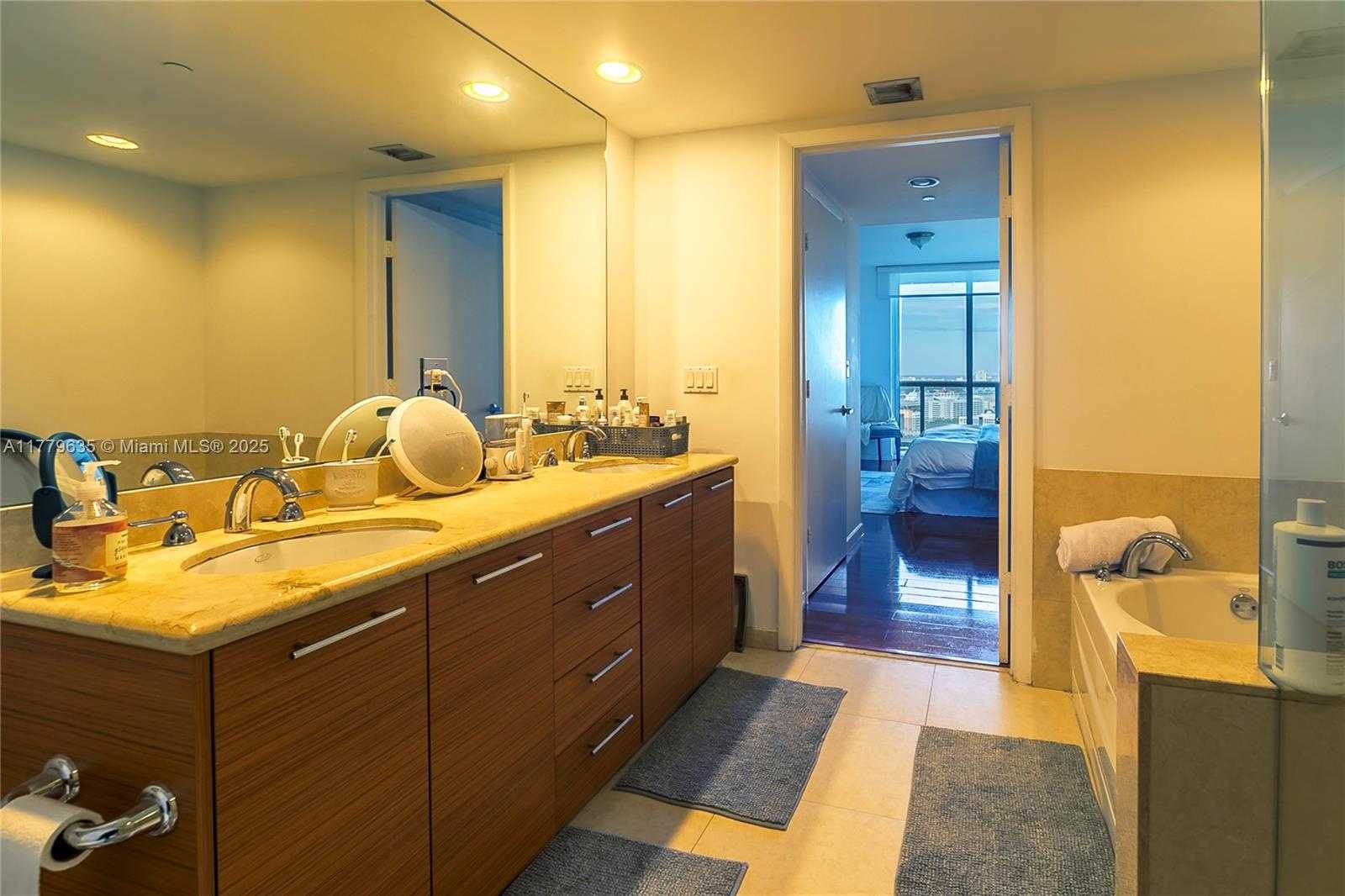 Small Image of 50 Biscayne Blvd, Miami, FL 33132, USA Number 25