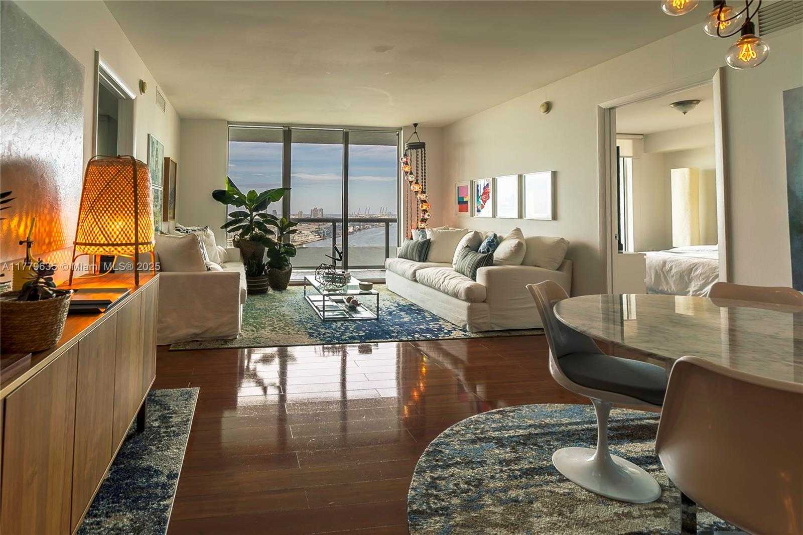 Small Image of 50 Biscayne Blvd, Miami, FL 33132, USA Number 4