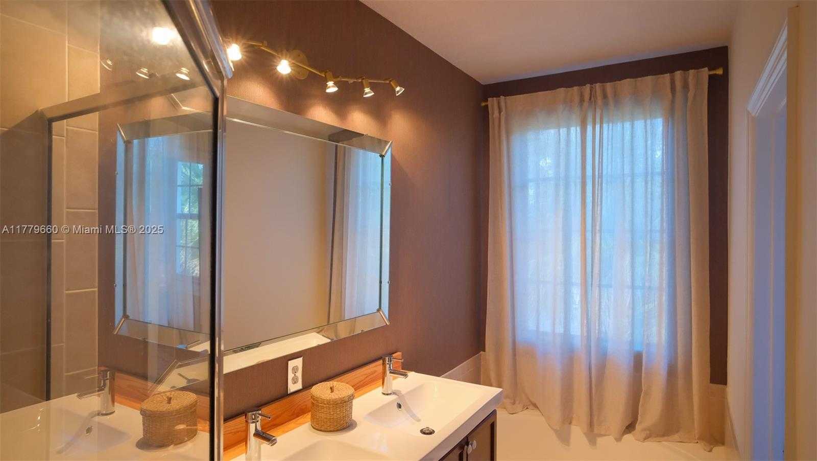 Small Image of 104 HARBORS WAY #104, Boynton Beach Number 37